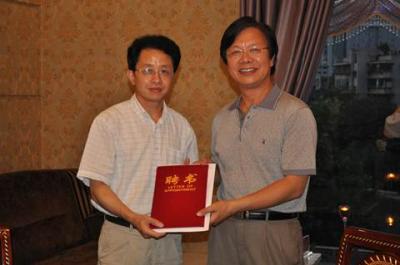 张承鹄副董事长为贵阳电视台刘宝静台长颁发聘书