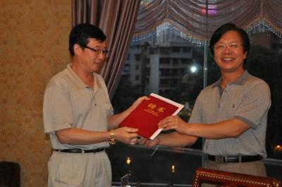 张承鹄副董事长为贵阳电视台龚小平副台长颁发聘书