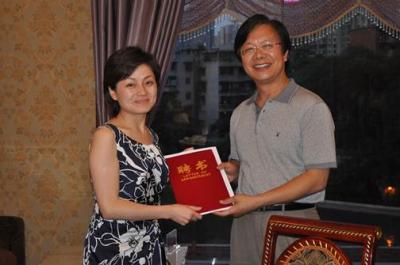 张承鹄副董事长为贵阳电视台主播钟华颁发聘书